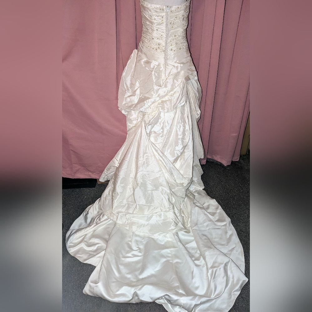 The DIAMOND COLLECTION Strapless Sequin Wedding Dress 12P - Picture 3 of 17